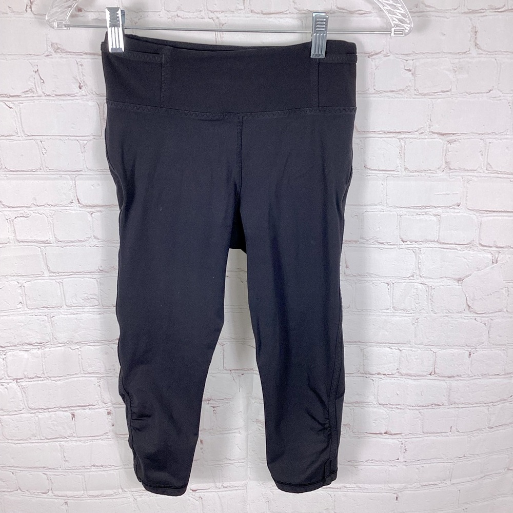Lululemon Black Cropped Leggings Women’s Size 4 Back Pocket Rouching on sides